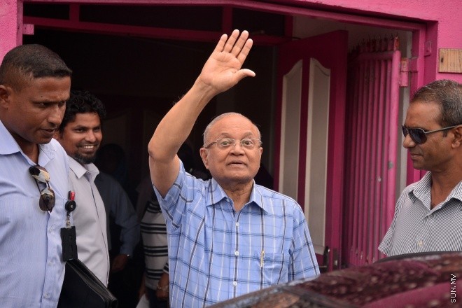 ޖޫން 30، 2016: ޕީޕީއެމް ހަރުދަނާކުރަން ކޮމެޓީއެއް އެކުލަވާލަން ބޭއްވި ބައްދަލުވުމަށް ފަހު ޕާޓީގެ ރައީސް މައުމޫނު އަބްދުލް ޤައްޔޫމް ޕީޕީއެމް އޮފީހުން ނިކުންނަނީ --- ސަން ފޮޓޯ/ މުހައްމަދު އަފްރާހް