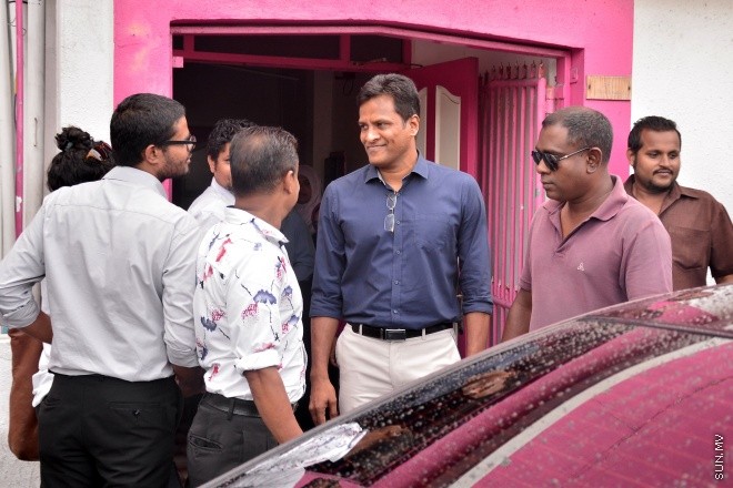 ޖޫން 30، 2016: ޕީޕީއެމް ހަރުދަނާކުރަން ކޮމެޓީއެއް އެކުލަވާލަން ބޭއްވި ބައްދަލުވުމަށްފަހު ޕީޕީއެމް ބައެއް އިސް މެމްބަރުން ޕާޓީ އޮފީހުން ނިކުންނަނީ --- ސަން ފޮޓޯ/ މުހައްމަދު އަފްރާހް