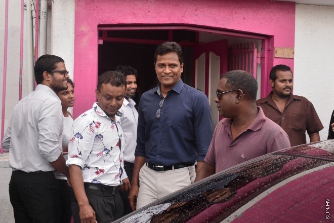ޖޫން 30، 2016: ޕީޕީއެމް ހަރުދަނާކުރަން ކޮމެޓީއެއް އެކުލަވާލަން ބޭއްވި ބައްދަލުވުމަށް ފަހު އުމަރު ނަސީރު ޕީޕީއެމް އޮފީހުން ނިކުންނަނީ --- ސަން ފޮޓޯ/ މުހައްމަދު އަފްރާހް
