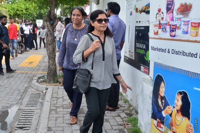 ޖޫން 30، 2016: ޕީޕީއެމް ހަރުދަނާކުރަން ކޮމެޓީއެއް އެކުލަވާލަން ބޭއްވި ބައްދަލުވުމަށްފަހު ޕީޕީއެމް ބައެއް އިސް މެމްބަރުން ޕާޓީ އޮފީހުން ނިކުންނަނީ --- ސަން ފޮޓޯ/ މުހައްމަދު އަފްރާހް