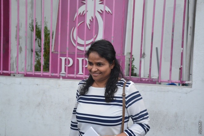 ޖޫން 30، 2016: ޕީޕީއެމް ހަރުދަނާކުރަން ކޮމެޓީއެއް އެކުލަވާލަން ބޭއްވި ބައްދަލުވުމަށްފަހު ޕީޕީއެމް ބައެއް އިސް މެމްބަރުން ޕާޓީ އޮފީހުން ނިކުންނަނީ --- ސަން ފޮޓޯ/ މުހައްމަދު އަފްރާހް