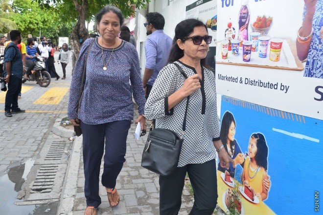 ޖޫން 30، 2016: ޕީޕީއެމް ހަރުދަނާކުރަން ކޮމެޓީއެއް އެކުލަވާލަން ބޭއްވި ބައްދަލުވުމަށް ފަހު އަނީސާ އާއި ނާދިރާ ޕީޕީއެމް އޮފީހުން ނިކުންނަނީ --- ސަން ފޮޓޯ/ މުހައްމަދު އަފްރާހް