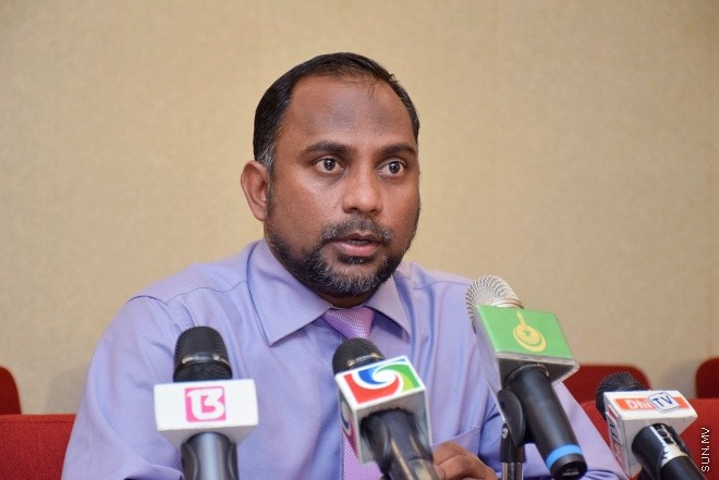 ޖުލައި 3، 2016: ރޯދަ މަހާ ދިމާކޮށް މަގުތަކުގައި ހަރުކުރަން އިސްލާމިކް މިނިސްޓްރީން ނިންމި ދީނީ ޒިކްރު ބޯޑުތަކުގެ ބައެއް ބޯޑުތައް މާލޭގެ ސްކޫލްތަކަށް ހަވާޅުކުރުމަށް ބޭއްވި ހަފްލާގެ ތެރެއިން -- ސަން ފޮޓޯ/ފަޔާޒު މުސާ