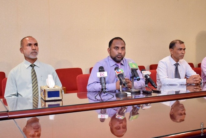 ޖުލައި 3، 2016: ރޯދަ މަހާ ދިމާކޮށް މަގުތަކުގައި ހަރުކުރަން އިސްލާމިކް މިނިސްޓްރީން ނިންމި ދީނީ ޒިކްރު ބޯޑުތަކުގެ ބައެއް ބޯޑުތައް މާލޭގެ ސްކޫލްތަކަށް ހަވާޅުކުރުމަށް ބޭއްވި ހަފްލާގެ ތެރެއިން -- ސަން ފޮޓޯ/ފަޔާޒު މުސާ