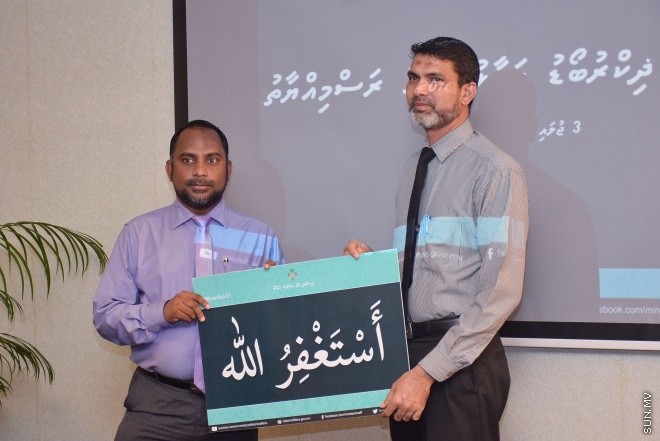 ޖުލައި 3، 2016: ރޯދަ މަހާ ދިމާކޮށް މަގުތަކުގައި ހަރުކުރަން އިސްލާމިކް މިނިސްޓްރީން ނިންމި ދީނީ ޒިކްރު ބޯޑުތަކުގެ ބައެއް ބޯޑުތައް މާލޭގެ ސްކޫލްތަކަށް ހަވާޅުކުރުމަށް ބޭއްވި ހަފްލާގެ ތެރެއިން -- ސަން ފޮޓޯ/ފަޔާޒު މުސާ