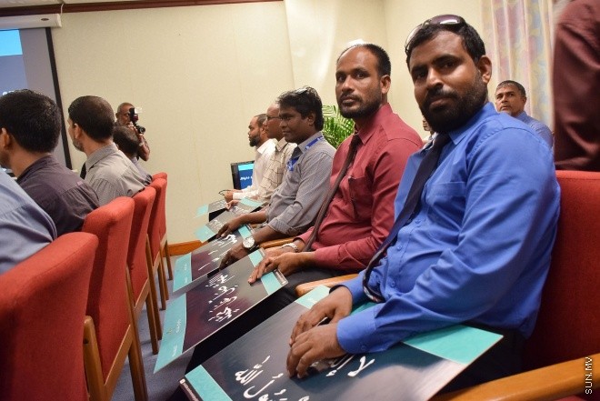 ޖުލައި 3، 2016: ރޯދަ މަހާ ދިމާކޮށް މަގުތަކުގައި ހަރުކުރަން އިސްލާމިކް މިނިސްޓްރީން ނިންމި ދީނީ ޒިކްރު ބޯޑުތަކުގެ ބައެއް ބޯޑުތައް މާލޭގެ ސްކޫލްތަކަށް ހަވާޅުކުރުމަށް ބޭއްވި ހަފްލާގެ ތެރެއިން -- ސަން ފޮޓޯ/ފަޔާޒު މުސާ