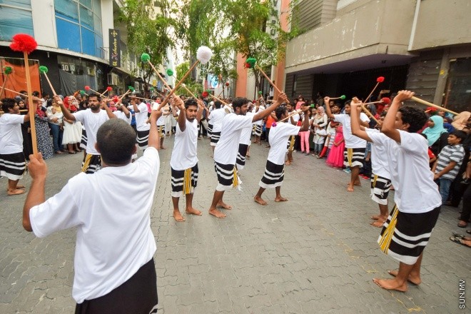 6 ޖުލައި 2016: މި އަހަރުގެ ފިތުރު އީދު ދުވަސް ފާހަގަކުރުމުގެ ގޮތުން ފުލުހުންނާއި ޔޫތް މިނިސްޓްރީ ގުޅިގެން މާލޭގައި މިއަދު ބޭއްވި ސަގާފީ ހިނގާލުމުގެ ތެރެއިން: އީދުގެ އުފަލާ ގުޅިގެން ރާއްޖޭގެ ވެރިރަށް، މާލޭގެ މަގުތަކަށް މާލި ނެރެ، ސަގާފީ ކުޅިވަރުތައް ކުޅުމަކީ ފަހުގެ ތާރީހުގައި ވަރަށް މަދުން ނޫނީ ނުފެންނަ މަންޒަރެއް --- ސަން ފޮޓޯ/ ފަޔާޒު މޫސާ