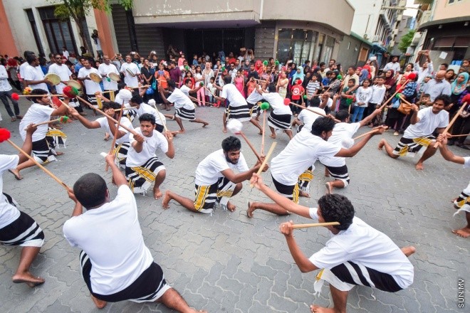 6 ޖުލައި 2016: މި އަހަރުގެ ފިތުރު އީދު ދުވަސް ފާހަގަކުރުމުގެ ގޮތުން ފުލުހުންނާއި ޔޫތް މިނިސްޓްރީ ގުޅިގެން މާލޭގައި މިއަދު ބޭއްވި ސަގާފީ ހިނގާލުމުގެ ތެރެއިން: އީދުގެ އުފަލާ ގުޅިގެން ރާއްޖޭގެ ވެރިރަށް، މާލޭގެ މަގުތަކަށް މާލި ނެރެ، ސަގާފީ ކުޅިވަރުތައް ކުޅުމަކީ ފަހުގެ ތާރީހުގައި ވަރަށް މަދުން ނޫނީ ނުފެންނަ މަންޒަރެއް --- ސަން ފޮޓޯ/ ފަޔާޒު މޫސާ