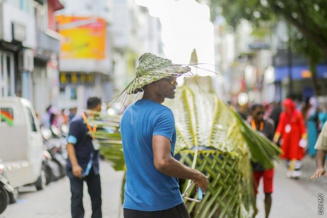 6 ޖުލައި 2016: މި އަހަރުގެ ފިތުރު އީދު ދުވަސް ފާހަގަކުރުމުގެ ގޮތުން ފުލުހުންނާއި ޔޫތް މިނިސްޓްރީ ގުޅިގެން މާލޭގައި މިއަދު ބޭއްވި ސަގާފީ ހިނގާލުމުގެ ތެރެއިން: އީދުގެ އުފަލާ ގުޅިގެން ރާއްޖޭގެ ވެރިރަށް، މާލޭގެ މަގުތަކަށް މާލި ނެރެ، ސަގާފީ ކުޅިވަރުތައް ކުޅުމަކީ ފަހުގެ ތާރީހުގައި ވަރަށް މަދުން ނޫނީ ނުފެންނަ މަންޒަރެއް --- ސަން ފޮޓޯ/ ފަޔާޒު މޫސާ
