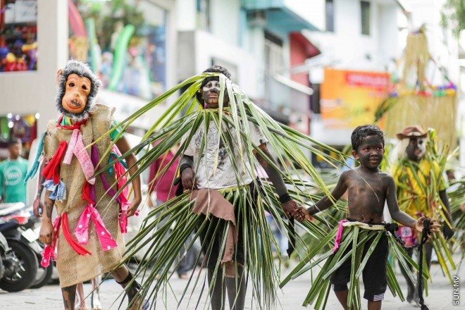 6 ޖުލައި 2016: މި އަހަރުގެ ފިތުރު އީދު ދުވަސް ފާހަގަކުރުމުގެ ގޮތުން ފުލުހުންނާއި ޔޫތް މިނިސްޓްރީ ގުޅިގެން މާލޭގައި މިއަދު ބޭއްވި ސަގާފީ ހިނގާލުމުގެ ތެރެއިން: އީދުގެ އުފަލާ ގުޅިގެން ރާއްޖޭގެ ވެރިރަށް، މާލޭގެ މަގުތަކަށް މާލި ނެރެ، ސަގާފީ ކުޅިވަރުތައް ކުޅުމަކީ ފަހުގެ ތާރީހުގައި ވަރަށް މަދުން ނޫނީ ނުފެންނަ މަންޒަރެއް --- ސަން ފޮޓޯ/ ފަޔާޒު މޫސާ