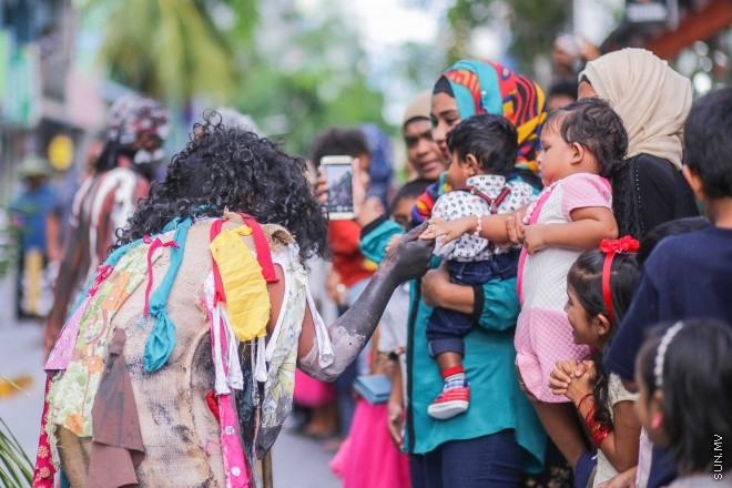 6 ޖުލައި 2016: މި އަހަރުގެ ފިތުރު އީދު ދުވަސް ފާހަގަކުރުމުގެ ގޮތުން ފުލުހުންނާއި ޔޫތް މިނިސްޓްރީ ގުޅިގެން މާލޭގައި މިއަދު ބޭއްވި ސަގާފީ ހިނގާލުމުގެ ތެރެއިން: އީދުގެ އުފަލާ ގުޅިގެން ރާއްޖޭގެ ވެރިރަށް، މާލޭގެ މަގުތަކަށް މާލި ނެރެ، ސަގާފީ ކުޅިވަރުތައް ކުޅުމަކީ ފަހުގެ ތާރީހުގައި ވަރަށް މަދުން ނޫނީ ނުފެންނަ މަންޒަރެއް --- ސަން ފޮޓޯ/ ފަޔާޒު މޫސާ