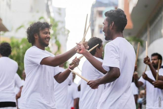 6 ޖުލައި 2016: މި އަހަރުގެ ފިތުރު އީދު ދުވަސް ފާހަގަކުރުމުގެ ގޮތުން ފުލުހުންނާއި ޔޫތް މިނިސްޓްރީ ގުޅިގެން މާލޭގައި މިއަދު ބޭއްވި ސަގާފީ ހިނގާލުމުގެ ތެރެއިން: އީދުގެ އުފަލާ ގުޅިގެން ރާއްޖޭގެ ވެރިރަށް، މާލޭގެ މަގުތަކަށް މާލި ނެރެ، ސަގާފީ ކުޅިވަރުތައް ކުޅުމަކީ ފަހުގެ ތާރީހުގައި ވަރަށް މަދުން ނޫނީ ނުފެންނަ މަންޒަރެއް --- ސަން ފޮޓޯ/ ފަޔާޒު މޫސާ