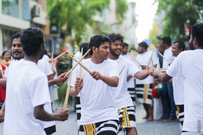 6 ޖުލައި 2016: މި އަހަރުގެ ފިތުރު އީދު ދުވަސް ފާހަގަކުރުމުގެ ގޮތުން ފުލުހުންނާއި ޔޫތް މިނިސްޓްރީ ގުޅިގެން މާލޭގައި މިއަދު ބޭއްވި ސަގާފީ ހިނގާލުމުގެ ތެރެއިން: އީދުގެ އުފަލާ ގުޅިގެން ރާއްޖޭގެ ވެރިރަށް، މާލޭގެ މަގުތަކަށް މާލި ނެރެ، ސަގާފީ ކުޅިވަރުތައް ކުޅުމަކީ ފަހުގެ ތާރީހުގައި ވަރަށް މަދުން ނޫނީ ނުފެންނަ މަންޒަރެއް --- ސަން ފޮޓޯ/ ފަޔާޒު މޫސާ