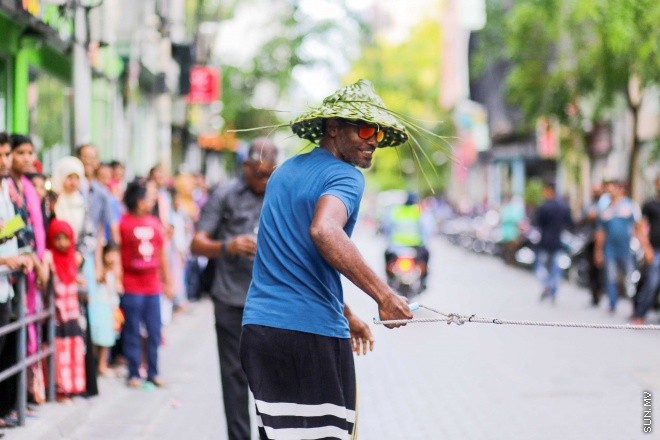 6 ޖުލައި 2016: މި އަހަރުގެ ފިތުރު އީދު ދުވަސް ފާހަގަކުރުމުގެ ގޮތުން ފުލުހުންނާއި ޔޫތް މިނިސްޓްރީ ގުޅިގެން މާލޭގައި މިއަދު ބޭއްވި ސަގާފީ ހިނގާލުމުގެ ތެރެއިން: އީދުގެ އުފަލާ ގުޅިގެން ރާއްޖޭގެ ވެރިރަށް، މާލޭގެ މަގުތަކަށް މާލި ނެރެ، ސަގާފީ ކުޅިވަރުތައް ކުޅުމަކީ ފަހުގެ ތާރީހުގައި ވަރަށް މަދުން ނޫނީ ނުފެންނަ މަންޒަރެއް --- ސަން ފޮޓޯ/ ފަޔާޒު މޫސާ