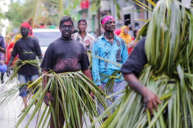 6 ޖުލައި 2016: މި އަހަރުގެ ފިތުރު އީދު ދުވަސް ފާހަގަކުރުމުގެ ގޮތުން ފުލުހުންނާއި ޔޫތް މިނިސްޓްރީ ގުޅިގެން މާލޭގައި މިއަދު ބޭއްވި ސަގާފީ ހިނގާލުމުގެ ތެރެއިން: އީދުގެ އުފަލާ ގުޅިގެން ރާއްޖޭގެ ވެރިރަށް، މާލޭގެ މަގުތަކަށް މާލި ނެރެ، ސަގާފީ ކުޅިވަރުތައް ކުޅުމަކީ ފަހުގެ ތާރީހުގައި ވަރަށް މަދުން ނޫނީ ނުފެންނަ މަންޒަރެއް --- ސަން ފޮޓޯ/ ފަޔާޒު މޫސާ