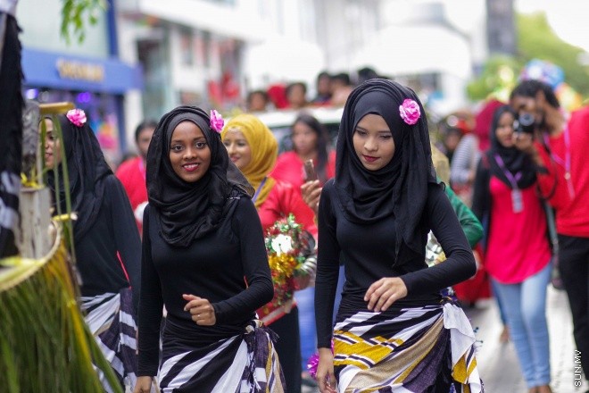 6 ޖުލައި 2016: މި އަހަރުގެ ފިތުރު އީދު ދުވަސް ފާހަގަކުރުމުގެ ގޮތުން ފުލުހުންނާއި ޔޫތް މިނިސްޓްރީ ގުޅިގެން މާލޭގައި މިއަދު ބޭއްވި ސަގާފީ ހިނގާލުމުގެ ތެރެއިން: އީދުގެ އުފަލާ ގުޅިގެން ރާއްޖޭގެ ވެރިރަށް، މާލޭގެ މަގުތަކަށް މާލި ނެރެ، ސަގާފީ ކުޅިވަރުތައް ކުޅުމަކީ ފަހުގެ ތާރީހުގައި ވަރަށް މަދުން ނޫނީ ނުފެންނަ މަންޒަރެއް --- ސަން ފޮޓޯ/ ފަޔާޒު މޫސާ