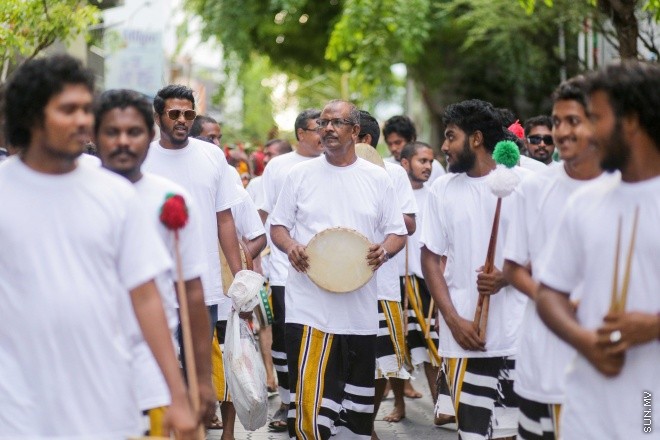 6 ޖުލައި 2016: މި އަހަރުގެ ފިތުރު އީދު ދުވަސް ފާހަގަކުރުމުގެ ގޮތުން ފުލުހުންނާއި ޔޫތް މިނިސްޓްރީ ގުޅިގެން މާލޭގައި މިއަދު ބޭއްވި ސަގާފީ ހިނގާލުމުގެ ތެރެއިން: އީދުގެ އުފަލާ ގުޅިގެން ރާއްޖޭގެ ވެރިރަށް، މާލޭގެ މަގުތަކަށް މާލި ނެރެ، ސަގާފީ ކުޅިވަރުތައް ކުޅުމަކީ ފަހުގެ ތާރީހުގައި ވަރަށް މަދުން ނޫނީ ނުފެންނަ މަންޒަރެއް --- ސަން ފޮޓޯ/ ފަޔާޒު މޫސާ