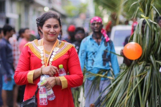 6 ޖުލައި 2016: މި އަހަރުގެ ފިތުރު އީދު ދުވަސް ފާހަގަކުރުމުގެ ގޮތުން ފުލުހުންނާއި ޔޫތް މިނިސްޓްރީ ގުޅިގެން މާލޭގައި މިއަދު ބޭއްވި ސަގާފީ ހިނގާލުމުގެ ތެރެއިން: އީދުގެ އުފަލާ ގުޅިގެން ރާއްޖޭގެ ވެރިރަށް، މާލޭގެ މަގުތަކަށް މާލި ނެރެ، ސަގާފީ ކުޅިވަރުތައް ކުޅުމަކީ ފަހުގެ ތާރީހުގައި ވަރަށް މަދުން ނޫނީ ނުފެންނަ މަންޒަރެއް --- ސަން ފޮޓޯ/ ފަޔާޒު މޫސާ