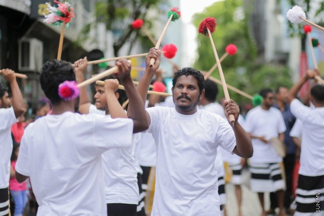 6 ޖުލައި 2016: މި އަހަރުގެ ފިތުރު އީދު ދުވަސް ފާހަގަކުރުމުގެ ގޮތުން ފުލުހުންނާއި ޔޫތް މިނިސްޓްރީ ގުޅިގެން މާލޭގައި މިއަދު ބޭއްވި ސަގާފީ ހިނގާލުމުގެ ތެރެއިން: އީދުގެ އުފަލާ ގުޅިގެން ރާއްޖޭގެ ވެރިރަށް، މާލޭގެ މަގުތަކަށް މާލި ނެރެ، ސަގާފީ ކުޅިވަރުތައް ކުޅުމަކީ ފަހުގެ ތާރީހުގައި ވަރަށް މަދުން ނޫނީ ނުފެންނަ މަންޒަރެއް --- ސަން ފޮޓޯ/ ފަޔާޒު މޫސާ