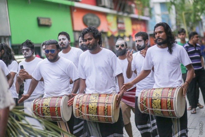 6 ޖުލައި 2016: މި އަހަރުގެ ފިތުރު އީދު ދުވަސް ފާހަގަކުރުމުގެ ގޮތުން ފުލުހުންނާއި ޔޫތް މިނިސްޓްރީ ގުޅިގެން މާލޭގައި މިއަދު ބޭއްވި ސަގާފީ ހިނގާލުމުގެ ތެރެއިން: އީދުގެ އުފަލާ ގުޅިގެން ރާއްޖޭގެ ވެރިރަށް، މާލޭގެ މަގުތަކަށް މާލި ނެރެ، ސަގާފީ ކުޅިވަރުތައް ކުޅުމަކީ ފަހުގެ ތާރީހުގައި ވަރަށް މަދުން ނޫނީ ނުފެންނަ މަންޒަރެއް --- ސަން ފޮޓޯ/ ފަޔާޒު މޫސާ