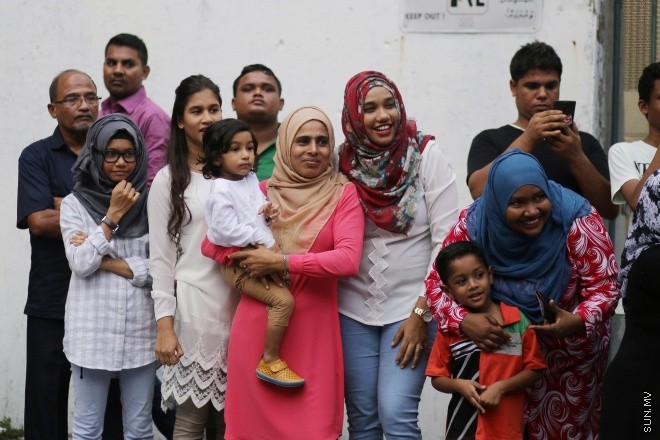 6 ޖުލައި 2016: މި އަހަރުގެ ފިތުރު އީދު ދުވަސް ފާހަގަކުރުމުގެ ގޮތުން ފުލުހުންނާއި ޔޫތް މިނިސްޓްރީ ގުޅިގެން މާލޭގައި މިއަދު ބޭއްވި ސަގާފީ ހިނގާލުމުގެ ތެރެއިން: އީދުގެ އުފަލާ ގުޅިގެން ރާއްޖޭގެ ވެރިރަށް، މާލޭގެ މަގުތަކަށް މާލި ނެރެ، ސަގާފީ ކުޅިވަރުތައް ކުޅުމަކީ ފަހުގެ ތާރީހުގައި ވަރަށް މަދުން ނޫނީ ނުފެންނަ މަންޒަރެއް --- ސަން ފޮޓޯ/ ފަޔާޒު މޫސާ