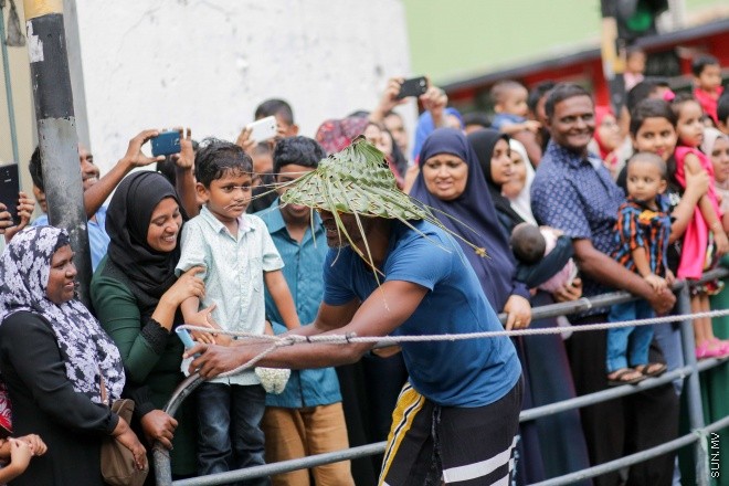 6 ޖުލައި 2016: މި އަހަރުގެ ފިތުރު އީދު ދުވަސް ފާހަގަކުރުމުގެ ގޮތުން ފުލުހުންނާއި ޔޫތް މިނިސްޓްރީ ގުޅިގެން މާލޭގައި މިއަދު ބޭއްވި ސަގާފީ ހިނގާލުމުގެ ތެރެއިން: އީދުގެ އުފަލާ ގުޅިގެން ރާއްޖޭގެ ވެރިރަށް، މާލޭގެ މަގުތަކަށް މާލި ނެރެ، ސަގާފީ ކުޅިވަރުތައް ކުޅުމަކީ ފަހުގެ ތާރީހުގައި ވަރަށް މަދުން ނޫނީ ނުފެންނަ މަންޒަރެއް --- ސަން ފޮޓޯ/ ފަޔާޒު މޫސާ