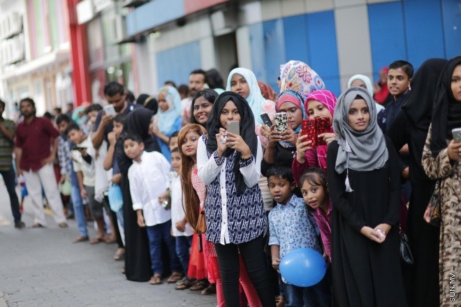 6 ޖުލައި 2016: މި އަހަރުގެ ފިތުރު އީދު ދުވަސް ފާހަގަކުރުމުގެ ގޮތުން ފުލުހުންނާއި ޔޫތް މިނިސްޓްރީ ގުޅިގެން މާލޭގައި މިއަދު ބޭއްވި ސަގާފީ ހިނގާލުމުގެ ތެރެއިން: އީދުގެ އުފަލާ ގުޅިގެން ރާއްޖޭގެ ވެރިރަށް، މާލޭގެ މަގުތަކަށް މާލި ނެރެ، ސަގާފީ ކުޅިވަރުތައް ކުޅުމަކީ ފަހުގެ ތާރީހުގައި ވަރަށް މަދުން ނޫނީ ނުފެންނަ މަންޒަރެއް --- ސަން ފޮޓޯ/ ފަޔާޒު މޫސާ