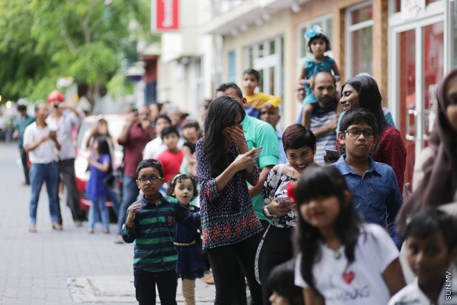 6 ޖުލައި 2016: މި އަހަރުގެ ފިތުރު އީދު ދުވަސް ފާހަގަކުރުމުގެ ގޮތުން ފުލުހުންނާއި ޔޫތް މިނިސްޓްރީ ގުޅިގެން މާލޭގައި މިއަދު ބޭއްވި ސަގާފީ ހިނގާލުމުގެ ތެރެއިން: އީދުގެ އުފަލާ ގުޅިގެން ރާއްޖޭގެ ވެރިރަށް، މާލޭގެ މަގުތަކަށް މާލި ނެރެ، ސަގާފީ ކުޅިވަރުތައް ކުޅުމަކީ ފަހުގެ ތާރީހުގައި ވަރަށް މަދުން ނޫނީ ނުފެންނަ މަންޒަރެއް --- ސަން ފޮޓޯ/ ފަޔާޒު މޫސާ