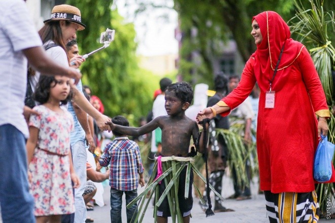 6 ޖުލައި 2016: މި އަހަރުގެ ފިތުރު އީދު ދުވަސް ފާހަގަކުރުމުގެ ގޮތުން ފުލުހުންނާއި ޔޫތް މިނިސްޓްރީ ގުޅިގެން މާލޭގައި މިއަދު ބޭއްވި ސަގާފީ ހިނގާލުމުގެ ތެރެއިން: އީދުގެ އުފަލާ ގުޅިގެން ރާއްޖޭގެ ވެރިރަށް، މާލޭގެ މަގުތަކަށް މާލި ނެރެ، ސަގާފީ ކުޅިވަރުތައް ކުޅުމަކީ ފަހުގެ ތާރީހުގައި ވަރަށް މަދުން ނޫނީ ނުފެންނަ މަންޒަރެއް --- ސަން ފޮޓޯ/ ފަޔާޒު މޫސާ