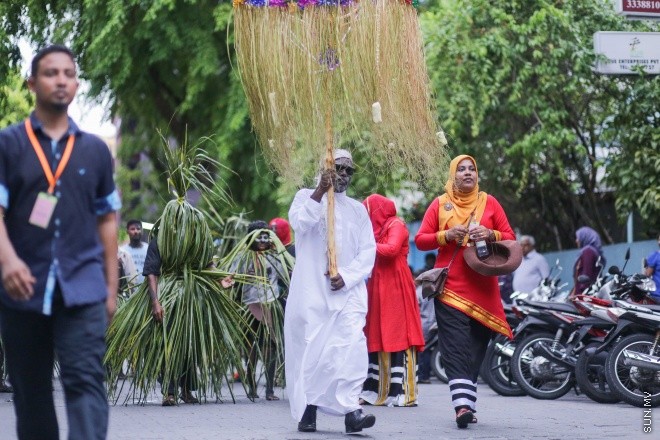 6 ޖުލައި 2016: މި އަހަރުގެ ފިތުރު އީދު ދުވަސް ފާހަގަކުރުމުގެ ގޮތުން ފުލުހުންނާއި ޔޫތް މިނިސްޓްރީ ގުޅިގެން މާލޭގައި މިއަދު ބޭއްވި ސަގާފީ ހިނގާލުމުގެ ތެރެއިން: އީދުގެ އުފަލާ ގުޅިގެން ރާއްޖޭގެ ވެރިރަށް، މާލޭގެ މަގުތަކަށް މާލި ނެރެ، ސަގާފީ ކުޅިވަރުތައް ކުޅުމަކީ ފަހުގެ ތާރީހުގައި ވަރަށް މަދުން ނޫނީ ނުފެންނަ މަންޒަރެއް --- ސަން ފޮޓޯ/ ފަޔާޒު މޫސާ