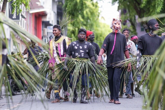 6 ޖުލައި 2016: މި އަހަރުގެ ފިތުރު އީދު ދުވަސް ފާހަގަކުރުމުގެ ގޮތުން ފުލުހުންނާއި ޔޫތް މިނިސްޓްރީ ގުޅިގެން މާލޭގައި މިއަދު ބޭއްވި ސަގާފީ ހިނގާލުމުގެ ތެރެއިން: އީދުގެ އުފަލާ ގުޅިގެން ރާއްޖޭގެ ވެރިރަށް، މާލޭގެ މަގުތަކަށް މާލި ނެރެ، ސަގާފީ ކުޅިވަރުތައް ކުޅުމަކީ ފަހުގެ ތާރީހުގައި ވަރަށް މަދުން ނޫނީ ނުފެންނަ މަންޒަރެއް --- ސަން ފޮޓޯ/ ފަޔާޒު މޫސާ