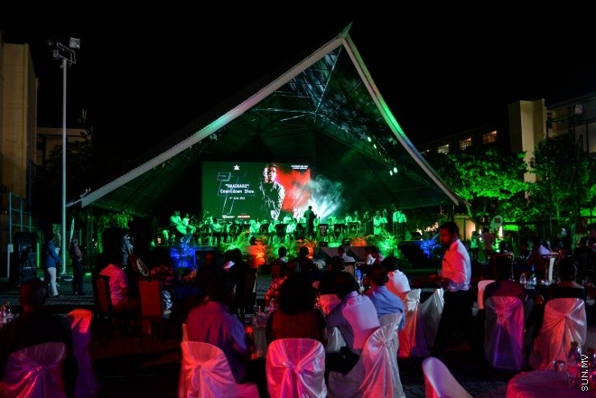 މޯލްޑިވްސް ނޭޝަނަލް ޑިފެންސް ފޯސްއިން ތައްޔާރުކުރާ ފިލްމު "ހާދަރު" ދެވަނަ ޓްރެއިލަރ ދައްކާލުމަށް ކަޅުދުއްކަލާކޮށީގައި ބޭއްވި ހަފްލާގެ ތެރެއިން -- ސަން ފޮޓޯ/ މުހައްމަދު އަފްރާހް