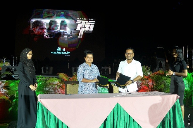 މޯލްޑިވްސް ނޭޝަނަލް ޑިފެންސް ފޯސްއިން ތައްޔާރުކުރާ ފިލްމު "ހާދަރު" ދެވަނަ ޓްރެއިލަރ ދައްކާލުމަށް ކަޅުދުއްކަލާކޮށީގައި ބޭއްވި ހަފްލާގެ ތެރެއިން -- ސަން ފޮޓޯ/ މުހައްމަދު އަފްރާހް