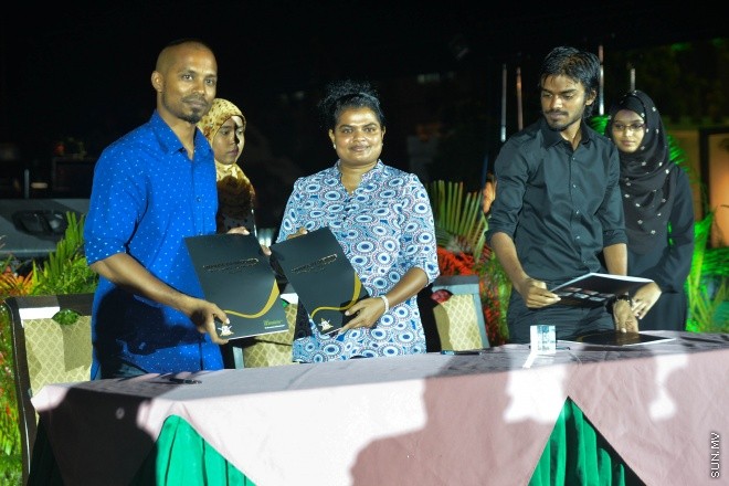 މޯލްޑިވްސް ނޭޝަނަލް ޑިފެންސް ފޯސްއިން ތައްޔާރުކުރާ ފިލްމު "ހާދަރު" ދެވަނަ ޓްރެއިލަރ ދައްކާލުމަށް ކަޅުދުއްކަލާކޮށީގައި ބޭއްވި ހަފްލާގެ ތެރެއިން -- ސަން ފޮޓޯ/ މުހައްމަދު އަފްރާހް