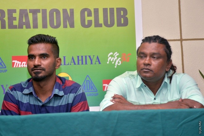 ޖުލައި 13، 2016: ރާއްޖޭގައި އުފެދުނު އެންމެ މޮޅު އެއް ފުޓްބޯޅަ ކުޅުންތެރިޔާ އަދި ގައުމީ ޓީމުގެ ކެޕްޓަން ޢަލީ އަޝްފާޤު (ދަނގަޑޭ) މާޒިޔާ ސްޕޯޓްސް އެންޑް ރެކްރިއޭޝަނަށް ސޮއިކޮރުމަށް ހުޅުމާލޭގެ ފާން ބުޓިކް ހޮޓަލްގައި ބޭއްވި ހަފްލާގެ ތެރެއިން -- ސަން ފޮޓޯ/ފަޔާޒު މޫސާ