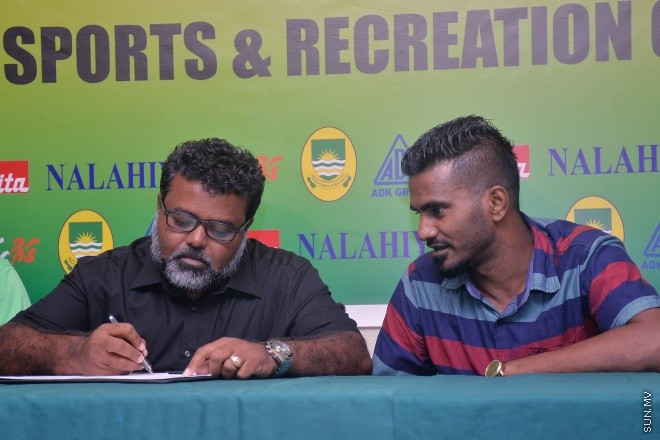 ޖުލައި 13، 2016: ރާއްޖޭގައި އުފެދުނު އެންމެ މޮޅު އެއް ފުޓްބޯޅަ ކުޅުންތެރިޔާ އަދި ގައުމީ ޓީމުގެ ކެޕްޓަން ޢަލީ އަޝްފާޤު (ދަނގަޑޭ) މާޒިޔާ ސްޕޯޓްސް އެންޑް ރެކްރިއޭޝަނަށް ސޮއިކޮރުމަށް ހުޅުމާލޭގެ ފާން ބުޓިކް ހޮޓަލްގައި ބޭއްވި ހަފްލާގެ ތެރެއިން -- ސަން ފޮޓޯ/ފަޔާޒު މޫސާ