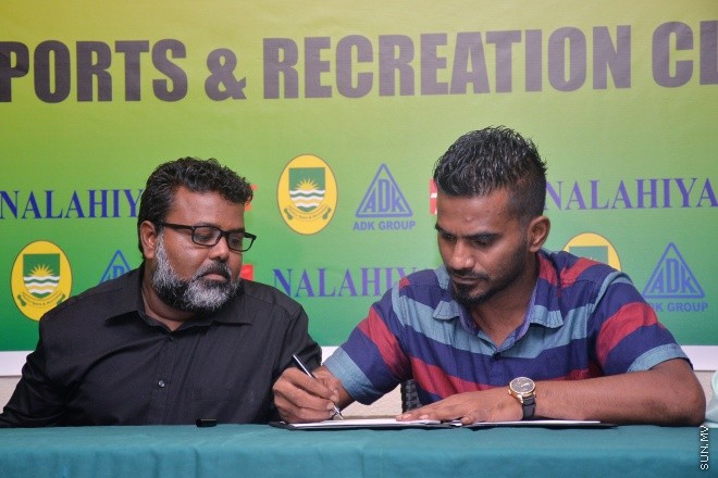 ޖުލައި 13، 2016: ރާއްޖޭގައި އުފެދުނު އެންމެ މޮޅު އެއް ފުޓްބޯޅަ ކުޅުންތެރިޔާ އަދި ގައުމީ ޓީމުގެ ކެޕްޓަން ޢަލީ އަޝްފާޤު (ދަނގަޑޭ) މާޒިޔާ ސްޕޯޓްސް އެންޑް ރެކްރިއޭޝަނަށް ސޮއިކޮރުމަށް ހުޅުމާލޭގެ ފާން ބުޓިކް ހޮޓަލްގައި ބޭއްވި ހަފްލާގެ ތެރެއިން -- ސަން ފޮޓޯ/ފަޔާޒު މޫސާ