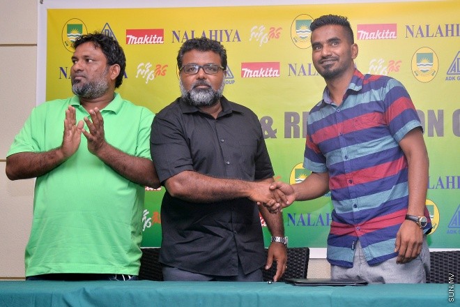 ޖުލައި 13، 2016: ރާއްޖޭގައި އުފެދުނު އެންމެ މޮޅު އެއް ފުޓްބޯޅަ ކުޅުންތެރިޔާ އަދި ގައުމީ ޓީމުގެ ކެޕްޓަން ޢަލީ އަޝްފާޤު (ދަނގަޑޭ) މާޒިޔާ ސްޕޯޓްސް އެންޑް ރެކްރިއޭޝަނަށް ސޮއިކޮރުމަށް ހުޅުމާލޭގެ ފާން ބުޓިކް ހޮޓަލްގައި ބޭއްވި ހަފްލާގެ ތެރެއިން -- ސަން ފޮޓޯ/ފަޔާޒު މޫސާ