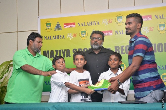 ޖުލައި 13، 2016: ރާއްޖޭގައި އުފެދުނު އެންމެ މޮޅު އެއް ފުޓްބޯޅަ ކުޅުންތެރިޔާ އަދި ގައުމީ ޓީމުގެ ކެޕްޓަން ޢަލީ އަޝްފާޤު (ދަނގަޑޭ) މާޒިޔާ ސްޕޯޓްސް އެންޑް ރެކްރިއޭޝަނަށް ސޮއިކޮރުމަށް ހުޅުމާލޭގެ ފާން ބުޓިކް ހޮޓަލްގައި ބޭއްވި ހަފްލާގެ ތެރެއިން -- ސަން ފޮޓޯ/ފަޔާޒު މޫސާ