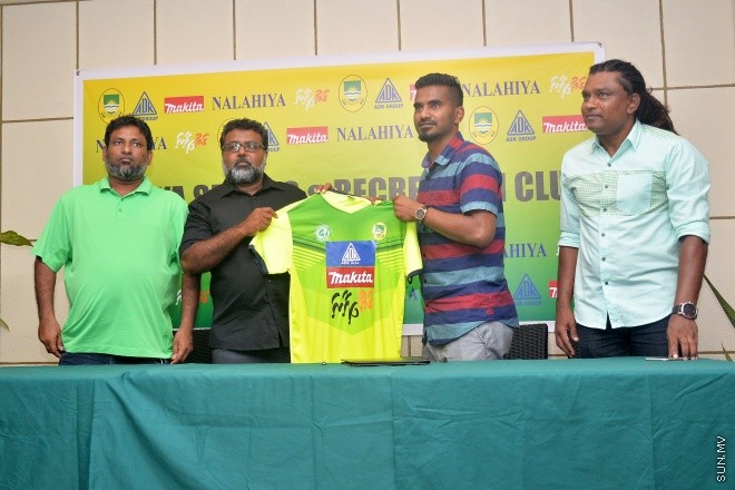 ޖުލައި 13، 2016: ރާއްޖޭގައި އުފެދުނު އެންމެ މޮޅު އެއް ފުޓްބޯޅަ ކުޅުންތެރިޔާ އަދި ގައުމީ ޓީމުގެ ކެޕްޓަން ޢަލީ އަޝްފާޤު (ދަނގަޑޭ) މާޒިޔާ ސްޕޯޓްސް އެންޑް ރެކްރިއޭޝަނަށް ސޮއިކޮރުމަށް ހުޅުމާލޭގެ ފާން ބުޓިކް ހޮޓަލްގައި ބޭއްވި ހަފްލާގެ ތެރެއިން -- ސަން ފޮޓޯ/ފަޔާޒު މޫސާ