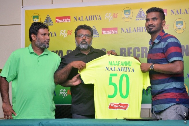 ޖުލައި 13، 2016: ރާއްޖޭގައި އުފެދުނު އެންމެ މޮޅު އެއް ފުޓްބޯޅަ ކުޅުންތެރިޔާ އަދި ގައުމީ ޓީމުގެ ކެޕްޓަން ޢަލީ އަޝްފާޤު (ދަނގަޑޭ) މާޒިޔާ ސްޕޯޓްސް އެންޑް ރެކްރިއޭޝަނަށް ސޮއިކޮރުމަށް ހުޅުމާލޭގެ ފާން ބުޓިކް ހޮޓަލްގައި ބޭއްވި ހަފްލާގެ ތެރެއިން -- ސަން ފޮޓޯ/ފަޔާޒު މޫސާ
