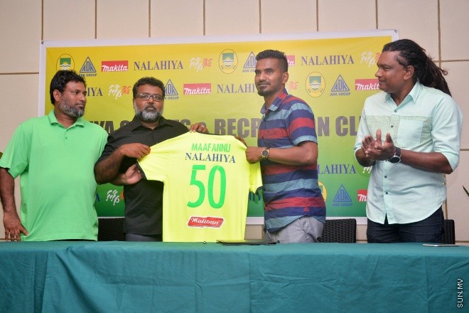 ޖުލައި 13، 2016: ރާއްޖޭގައި އުފެދުނު އެންމެ މޮޅު އެއް ފުޓްބޯޅަ ކުޅުންތެރިޔާ އަދި ގައުމީ ޓީމުގެ ކެޕްޓަން ޢަލީ އަޝްފާޤު (ދަނގަޑޭ) މާޒިޔާ ސްޕޯޓްސް އެންޑް ރެކްރިއޭޝަނަށް ސޮއިކޮރުމަށް ހުޅުމާލޭގެ ފާން ބުޓިކް ހޮޓަލްގައި ބޭއްވި ހަފްލާގެ ތެރެއިން -- ސަން ފޮޓޯ/ފަޔާޒު މޫސާ