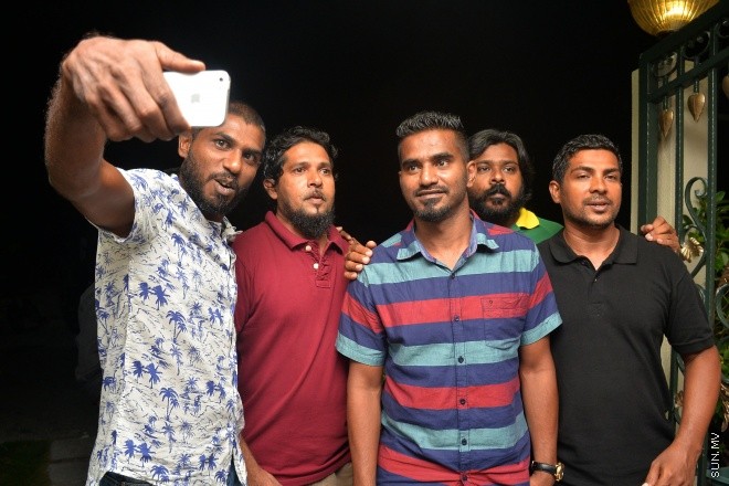 ޖުލައި 13، 2016: ރާއްޖޭގައި އުފެދުނު އެންމެ މޮޅު އެއް ފުޓްބޯޅަ ކުޅުންތެރިޔާ އަދި ގައުމީ ޓީމުގެ ކެޕްޓަން ޢަލީ އަޝްފާޤު (ދަނގަޑޭ) މާޒިޔާ ސްޕޯޓްސް އެންޑް ރެކްރިއޭޝަނަށް ސޮއިކޮރުމަށް ހުޅުމާލޭގެ ފާން ބުޓިކް ހޮޓަލްގައި ބޭއްވި ހަފްލާގެ ތެރެއިން -- ސަން ފޮޓޯ/ފަޔާޒު މޫސާ