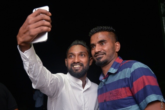 ޖުލައި 13، 2016: ރާއްޖޭގައި އުފެދުނު އެންމެ މޮޅު އެއް ފުޓްބޯޅަ ކުޅުންތެރިޔާ އަދި ގައުމީ ޓީމުގެ ކެޕްޓަން ޢަލީ އަޝްފާޤު (ދަނގަޑޭ) މާޒިޔާ ސްޕޯޓްސް އެންޑް ރެކްރިއޭޝަނަށް ސޮއިކޮރުމަށް ހުޅުމާލޭގެ ފާން ބުޓިކް ހޮޓަލްގައި ބޭއްވި ހަފްލާގެ ތެރެއިން -- ސަން ފޮޓޯ/ފަޔާޒު މޫސާ