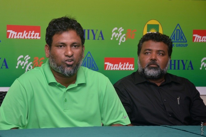ޖުލައި 13، 2016: ރާއްޖޭގައި އުފެދުނު އެންމެ މޮޅު އެއް ފުޓްބޯޅަ ކުޅުންތެރިޔާ އަދި ގައުމީ ޓީމުގެ ކެޕްޓަން ޢަލީ އަޝްފާޤު (ދަނގަޑޭ) މާޒިޔާ ސްޕޯޓްސް އެންޑް ރެކްރިއޭޝަނަށް ސޮއިކޮރުމަށް ހުޅުމާލޭގެ ފާން ބުޓިކް ހޮޓަލްގައި ބޭއްވި ހަފްލާގެ ތެރެއިން -- ސަން ފޮޓޯ/ފަޔާޒު މޫސާ