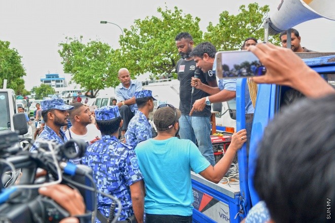ޖުލައި 16، 2016: އިދިކޮޅު އިއްތިހާތުން މިމަހު 21 ވަނަ ދުވަހު ބާއްވަން ހަމަޖައްސައިފައިވާ ޖަލްސާ އިސްތިހާރު ކުރަމުންދިޔަ ޕިކަޕް ހުއްޓުވައި މަހުލޫފް އާއި އިތުރު ބަޔަކު ހައްޔަރުކުރުން -- ސަން ފޮޓޯ/ ފަޔާޒު މޫސާ