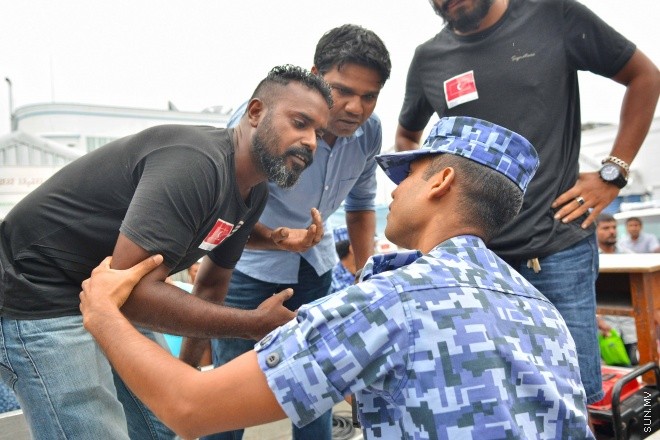 ޖުލައި 16، 2016: އިދިކޮޅު އިއްތިހާތުން މިމަހު 21 ވަނަ ދުވަހު ބާއްވަން ހަމަޖައްސައިފައިވާ ޖަލްސާ އިސްތިހާރު ކުރަމުންދިޔަ ޕިކަޕް ހުއްޓުވައި މަހުލޫފް އާއި އިތުރު ބަޔަކު ހައްޔަރުކުރުން -- ސަން ފޮޓޯ/ ފަޔާޒު މޫސާ