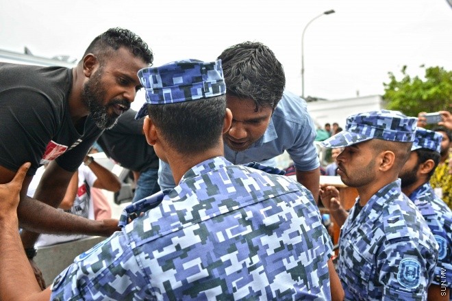 ޖުލައި 16، 2016: އިދިކޮޅު އިއްތިހާތުން މިމަހު 21 ވަނަ ދުވަހު ބާއްވަން ހަމަޖައްސައިފައިވާ ޖަލްސާ އިސްތިހާރު ކުރަމުންދިޔަ ޕިކަޕް ހުއްޓުވައި މަހުލޫފް އާއި އިތުރު ބަޔަކު ހައްޔަރުކުރުން -- ސަން ފޮޓޯ/ ފަޔާޒު މޫސާ