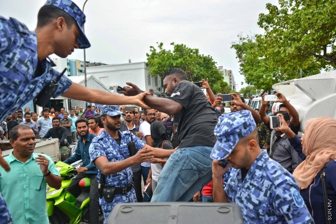 ޖުލައި 16، 2016: އިދިކޮޅު އިއްތިހާތުން މިމަހު 21 ވަނަ ދުވަހު ބާއްވަން ހަމަޖައްސައިފައިވާ ޖަލްސާ އިސްތިހާރު ކުރަމުންދިޔަ ޕިކަޕް ހުއްޓުވައި މަހުލޫފް އާއި އިތުރު ބަޔަކު ހައްޔަރުކުރުން -- ސަން ފޮޓޯ/ ފަޔާޒު މޫސާ