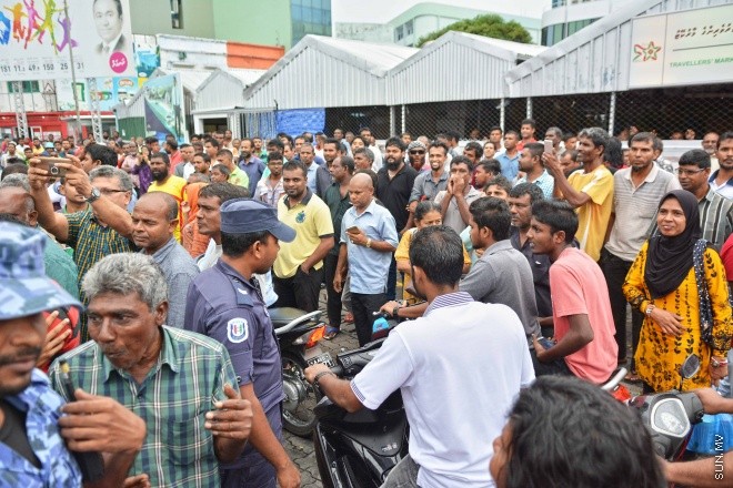 ޖުލައި 16، 2016: އިދިކޮޅު އިއްތިހާތުން މިމަހު 21 ވަނަ ދުވަހު ބާއްވަން ހަމަޖައްސައިފައިވާ ޖަލްސާ އިސްތިހާރު ކުރަމުންދިޔަ ޕިކަޕް ހުއްޓުވައި މަހުލޫފް އާއި އިތުރު ބަޔަކު ހައްޔަރުކުރުން -- ސަން ފޮޓޯ/ ފަޔާޒު މޫސާ